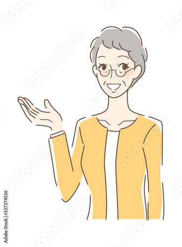 笑顔で手のひらを差し出す女性