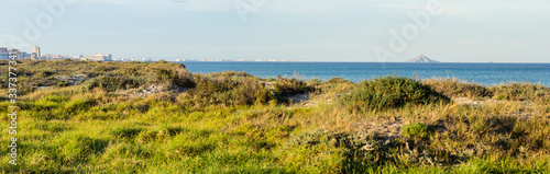 Panorámica de La Manga y Mar Mediterráneo con isla en el horizonte y vegetación