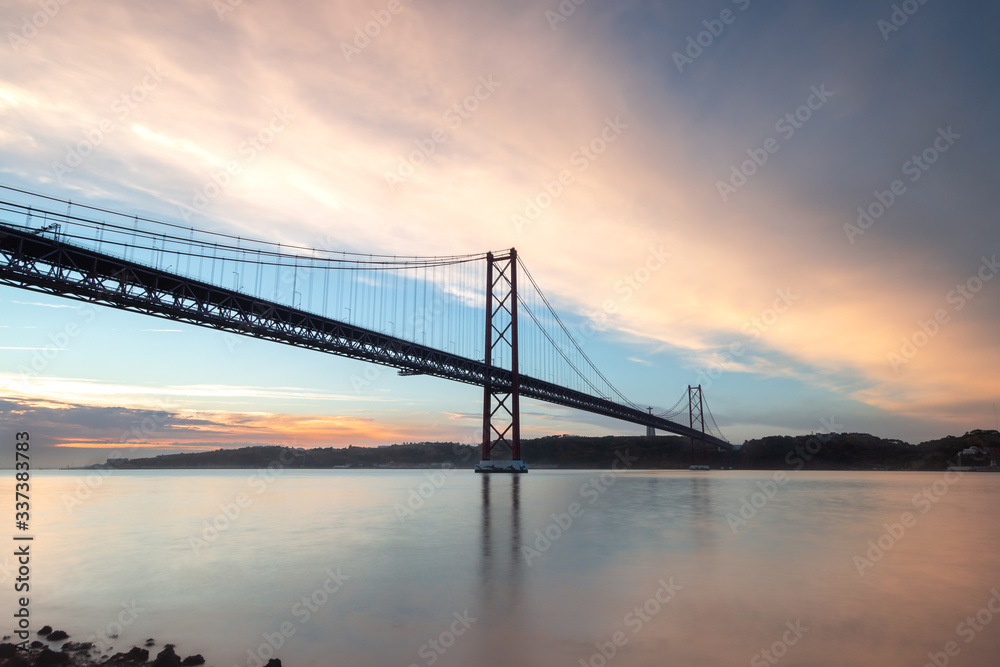 Landscape. Vista del puente 25 de Abril al Amanecer. Lisboa. Portugal