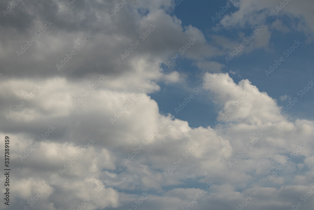 Nubes sobre fondo azul del cielo