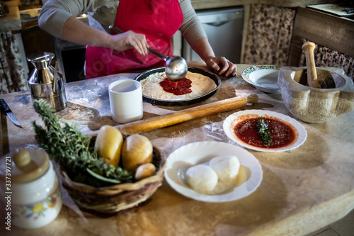 Preparazione pizza all'italiana