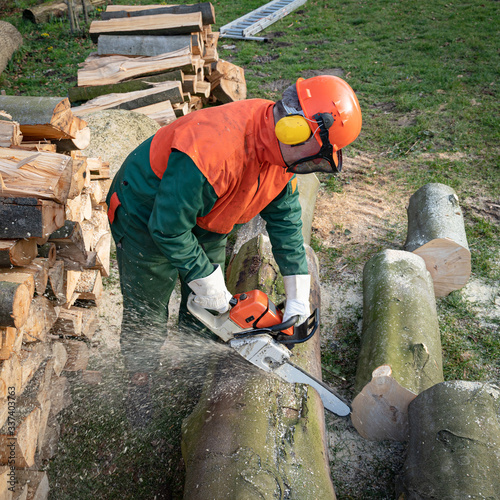 Waldbauern bzw. Waldarbeiter schneiden und verkleinern gefällte Bäume zu Brennholz. Forsttechnik und Arbeitsschutz sind unentbehrlich bei der teilweise sehr schweren Arbeit.