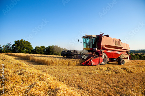 Moissonneuse en action dans les champs de bl   en France.