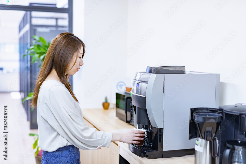 コーヒーをいれるビジネスウーマン コーヒーをいれるビジネスウーマン