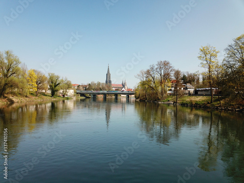 Ulm, Deutschland: Blick auf das in der Donau gespiegelte Münster