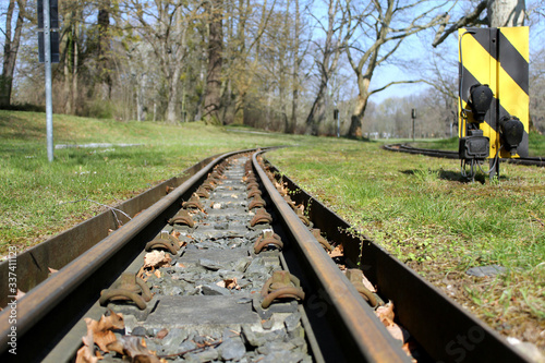 Schiene vom Zug im Grün photo