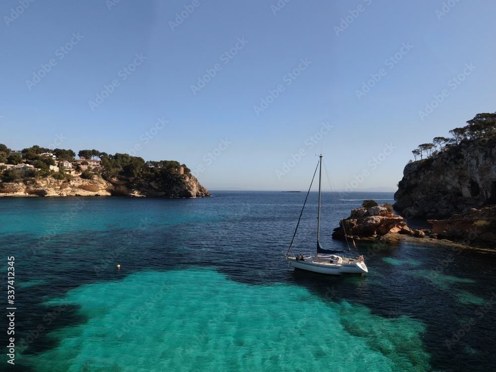 Vista aérea de la playa de Mallorca con el mar de color turquesa y aguas cristalinas
