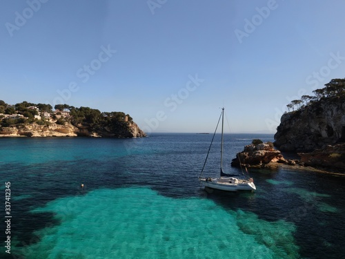 Vista aérea de la playa de Mallorca con el mar de color turquesa y aguas cristalinas