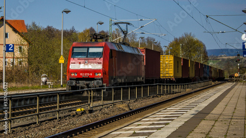 Güterzug der DB Cargo bei der Durchfahrt des Bahnhofes Reichensachsen -Nordhessen -Deutschland