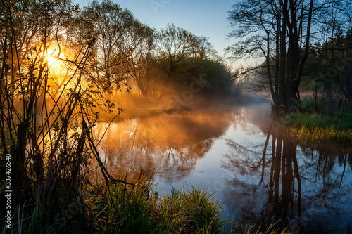 Barwny poranek nad rzeką Supraśl. Dolina Supraśli. Puszcza Knyszyńska, Podlasie, Polska