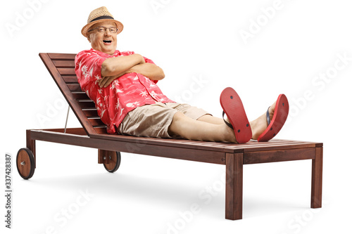 Photo Elderly man lying on a wooden sunbed