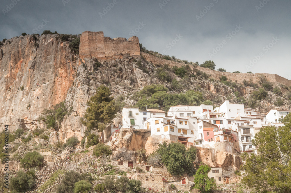 zdjęcie przedstawiające miasteczko w górach Hiszpanii  w słońcu wiosną