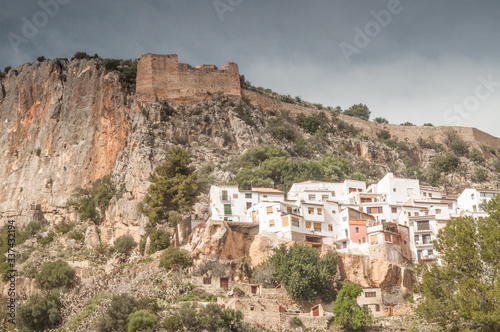 zdjęcie przedstawiające miasteczko w górach Hiszpanii  w słońcu wiosną