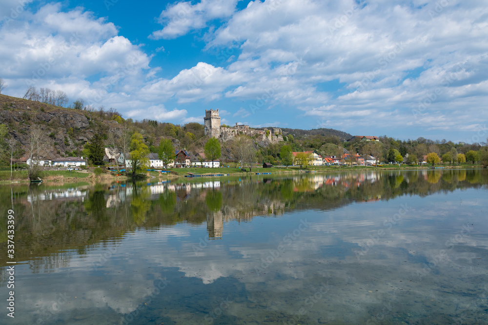 Burgenlandschaft Weitenegg in der Wachau spiegelt im Donausee