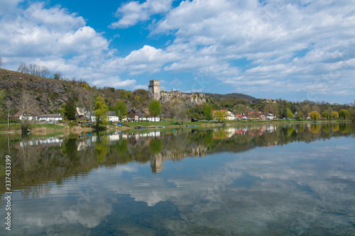 Burgenlandschaft Weitenegg in der Wachau spiegelt im Donausee