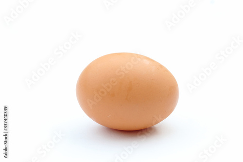 Huevo sobre fondo blanco