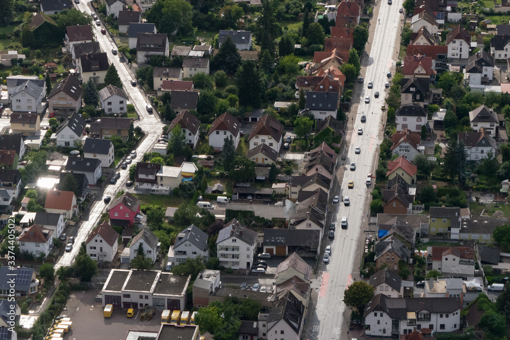 Naklejka premium Luftbild: Verkehrsadern in einer Stadt an der hessischen Bergstrasse