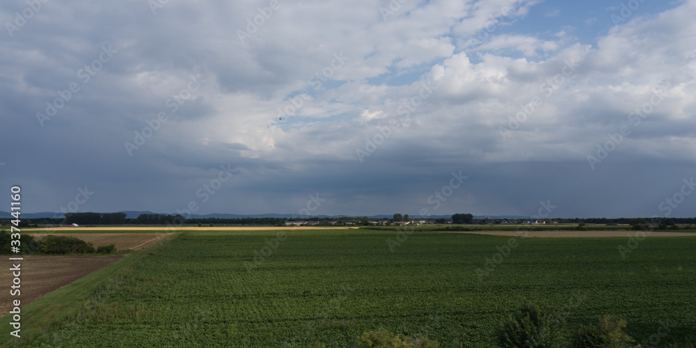 Felder und Wiesen-Landschaft an der hessischen Bergstrasse Felder und Wiesen-Landschaft an der hessischen Bergstrasse