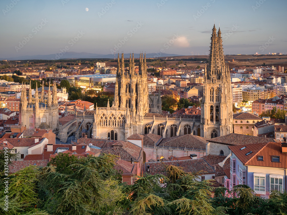 Fototapeta premium Time-blended sunset/night view over the city and cathedral of Burgos in Spain, a highlight for pilgrims of the Way of Saint James.