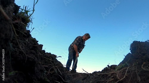 agricoltore semina del terreno photo