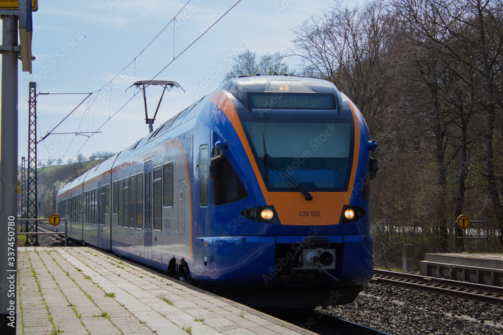 Naklejka premium Ein Zug der Cantus Verkehrsgesellschaft bei der einfahrt in den Bahnhof Eschwege.