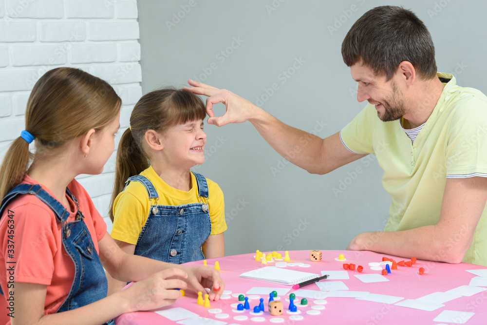 Dad punches a girl who lost in a board game Dad punches a girl who lost in a board game
