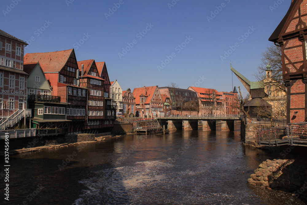 Hanseatisches Flair in der Lüneburger Altstadt; An der Ilmanau mit Kran und Stintmarkt