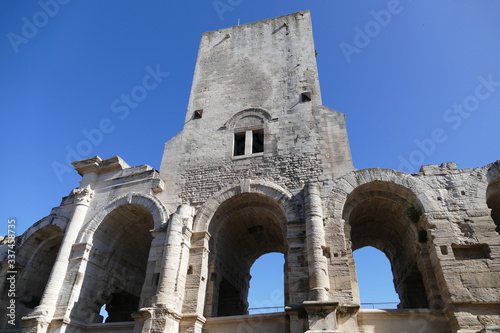 Bögen und Turm römisches Amphitheater in Arles / Frankreich