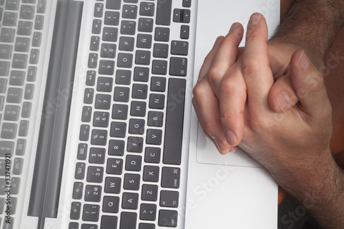 Foto hands in waiting position behind the laptop working in the office