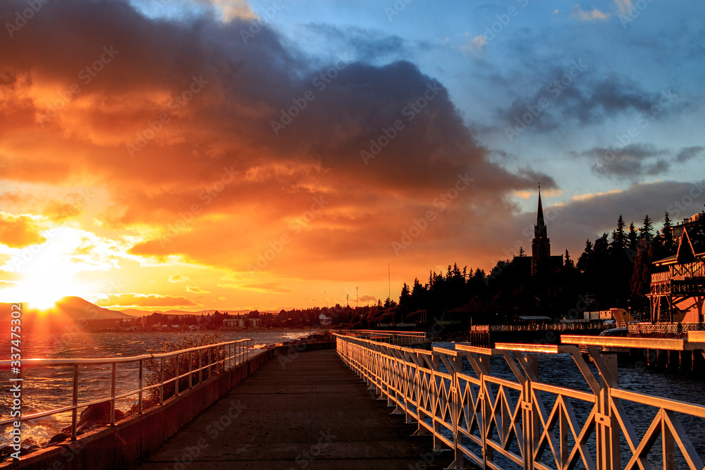 Fototapeta premium tramonta il sole sul molo