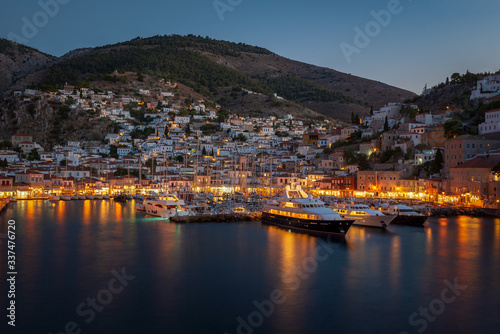 Fototapeta Naklejka Na Ścianę i Meble -  HYDRA, GREECE - 9 SEPTEMBER 2018: Panoramic view of Hydra harbor at night.
