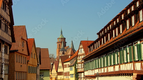 schönes mittelalterliches Stadtbild von Weil der Stadt mit Fachwerkhäusern und Türmen bei blauem Himmel