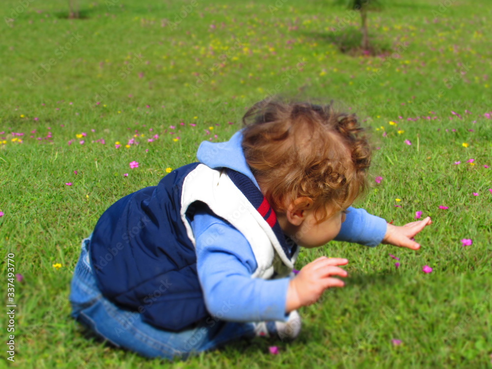 Fototapeta premium baby playing park and fun