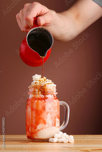 Konstfotografi strauberry milkshake decoration topping with coffee