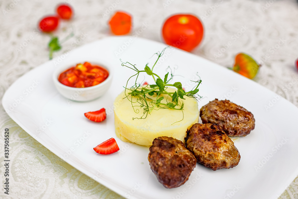 mashed potatoes with cutlets for lunch