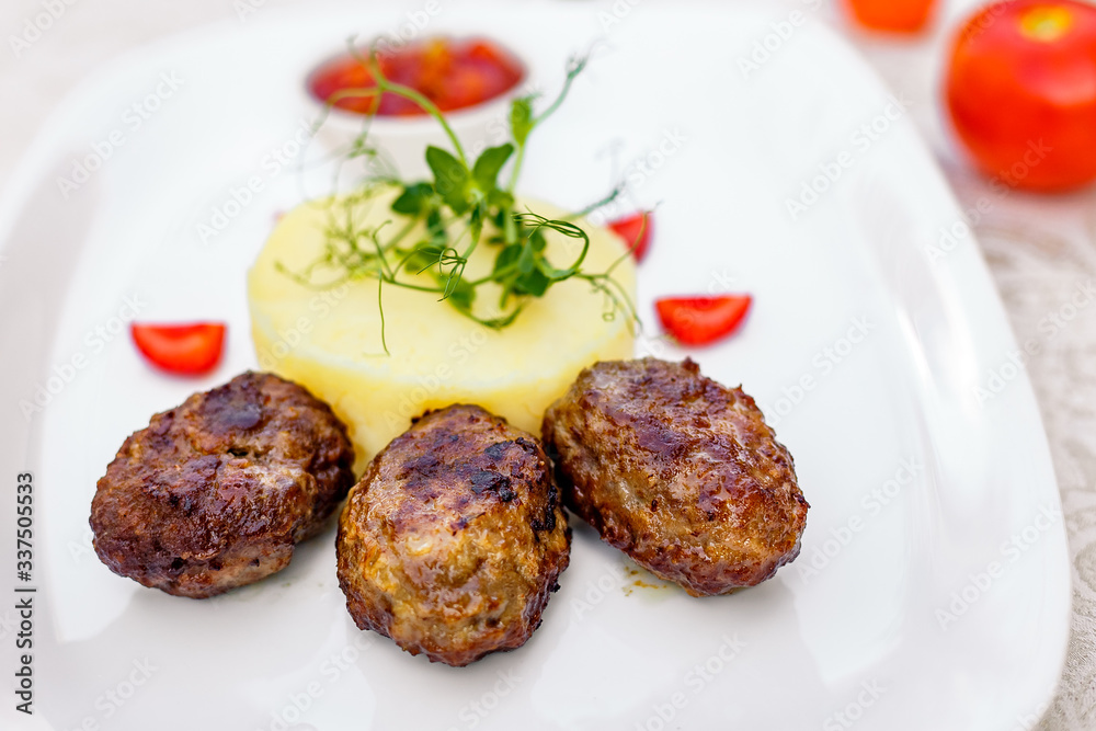 mashed potatoes with cutlets for lunch