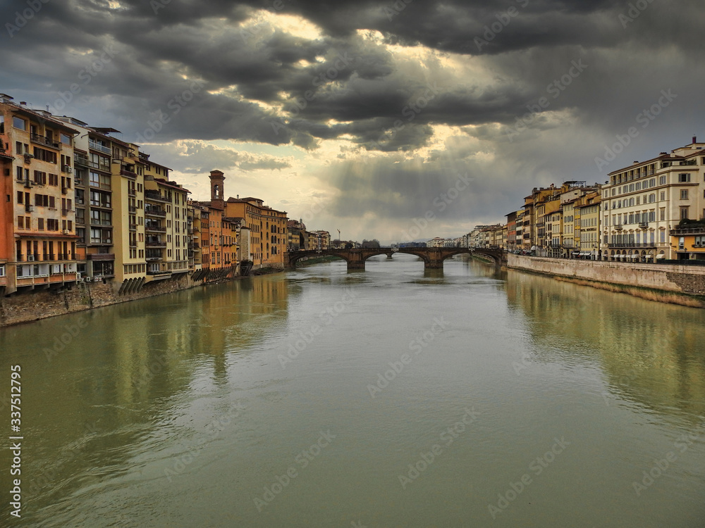 Puente sobre el rio Arno en la ciudad de Florencia, Italia. en un cielo nublado.