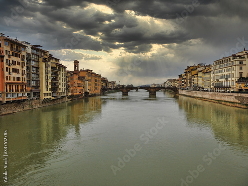 Puente sobre el rio Arno en la ciudad de Florencia  Italia. en un cielo nublado.