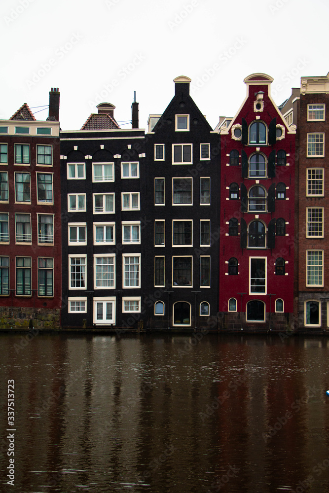 Casas coloridas en un río en Ámsterdam, Países Bajos. 