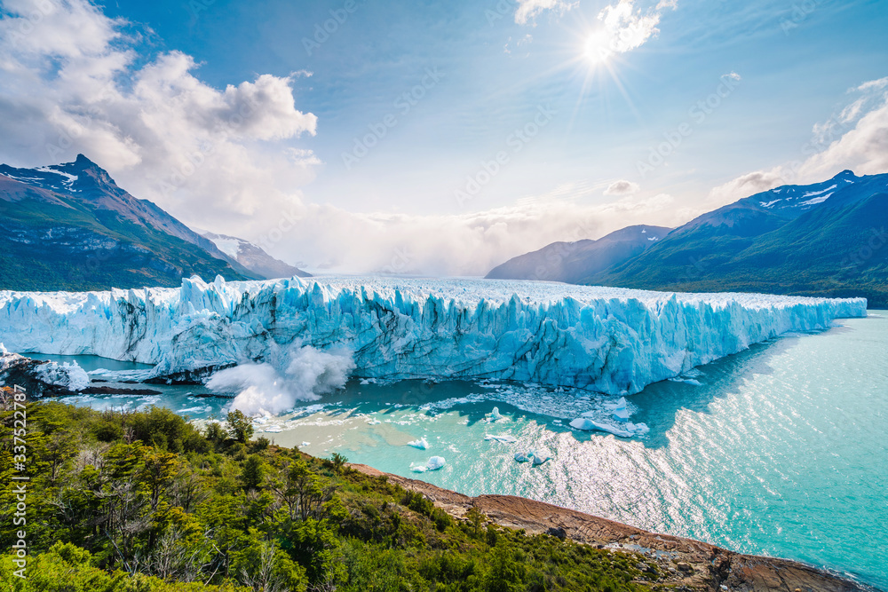 Photographie Ice collapsing into the water at Perito Moreno Glacier in Los  Glaciares National Park near El Calafate, Patagonia Argentina, South  America - Acheter-le sur Europosters.fr
