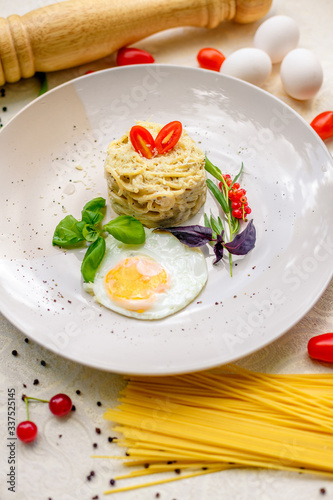 spaghetti with cheese and fried egg