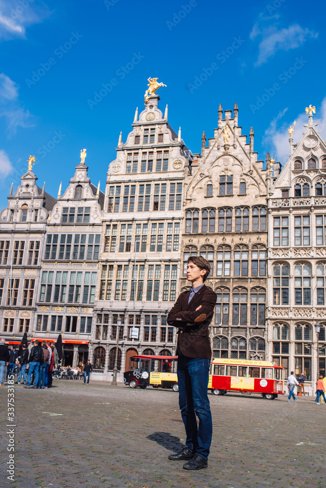 Obraz premium a man on Antwerp square with the city hall and Brabo monument in the Old city,