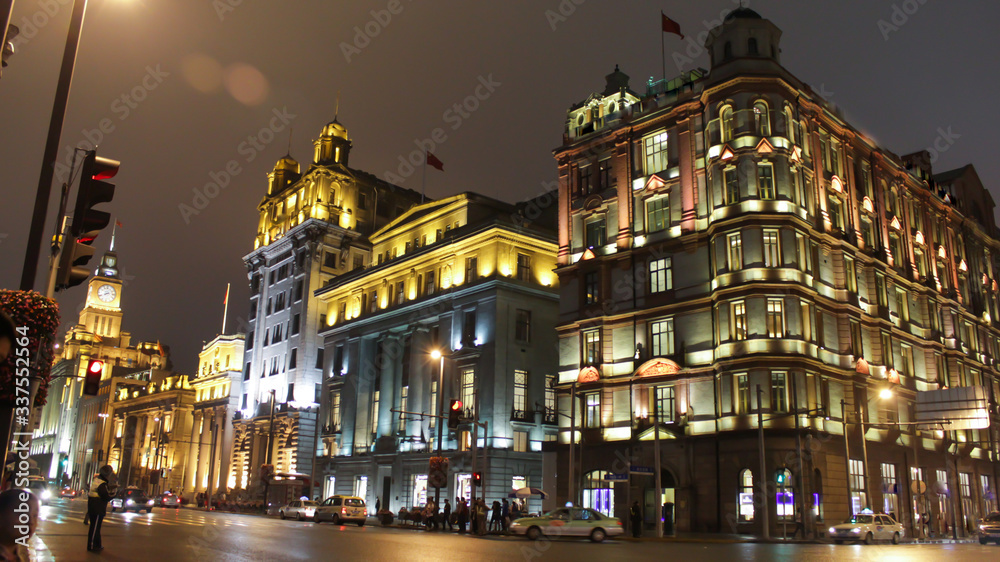 Night of The Bund The historic streets of Shanghai feature important buildings in the Coronian architecture, beautifully decorated with lights.