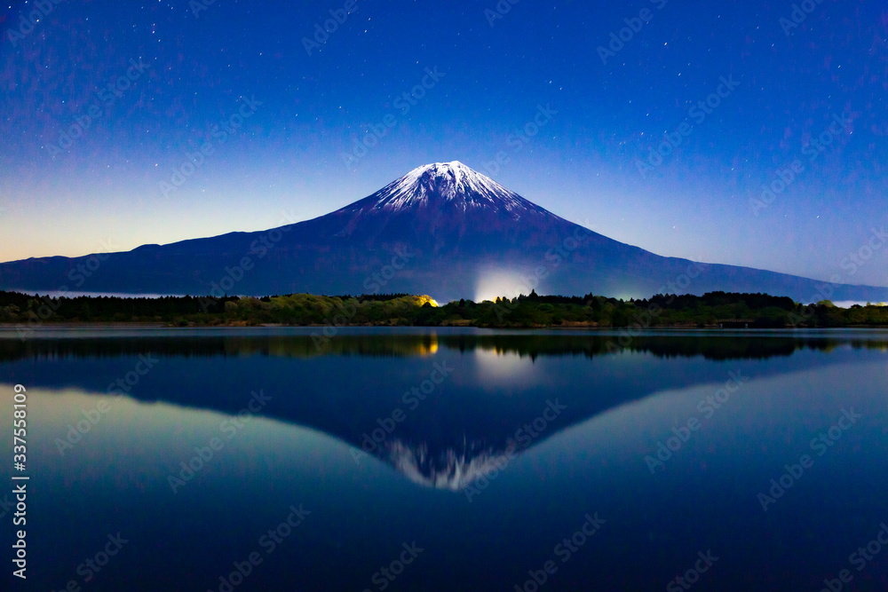 月明かりに照らされた富士山、静岡県富士宮市田貫湖にて