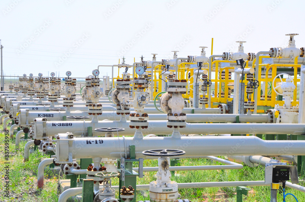 Ταπετσαρία The oil production manifold at the wellsite