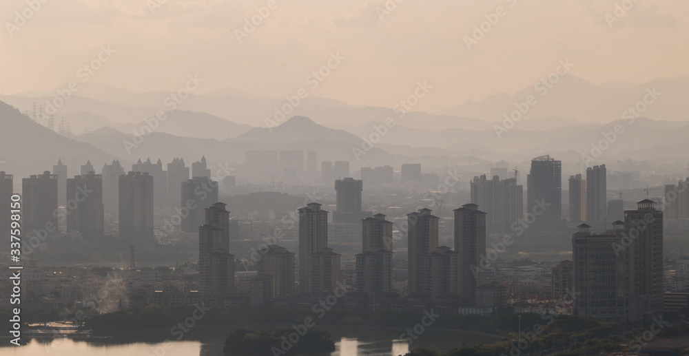 Plakat High-rise buildings in misty cities.