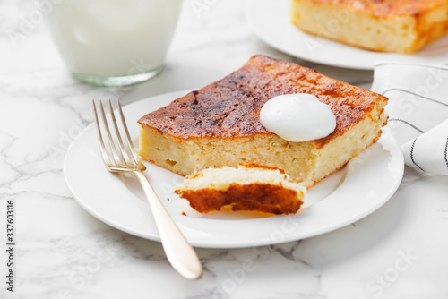 Appetizing cottage cheese casserole with sour cream.