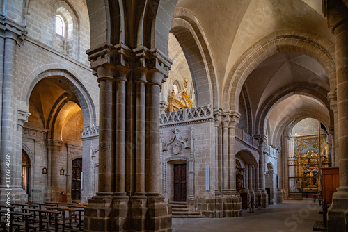 catedral romanica de la ciudad historica de Zamora con su catedral