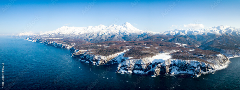 Obraz premium panoramic view of shiretoko peninsula and raosu dake mountain hokkaido in winter season