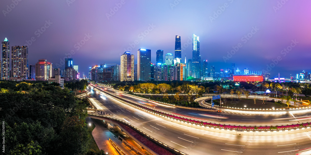 Obraz premium Night view of Guangzhou in fog